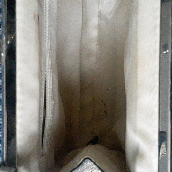 GUESS Croc-Embossed Patent Leather Purse/Handbag with Guess Signature Monogram - Picture 8 of 13